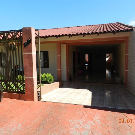 Готель Casa Da Helo Quartos Em Foz Фос-ду-Іґуасу Екстер'єр фото